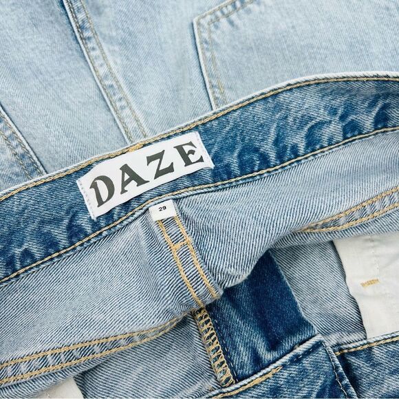 New Daze Short Denim High Rise Distressed Blue Size 29 NWT - Picture 4 of 6